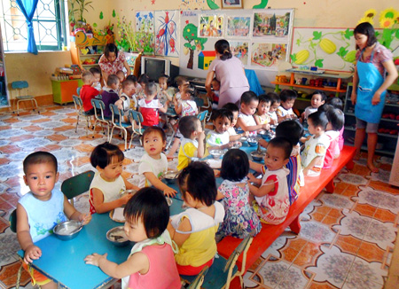 bữa trưa của các trẻ em trường mẫu giáo. 